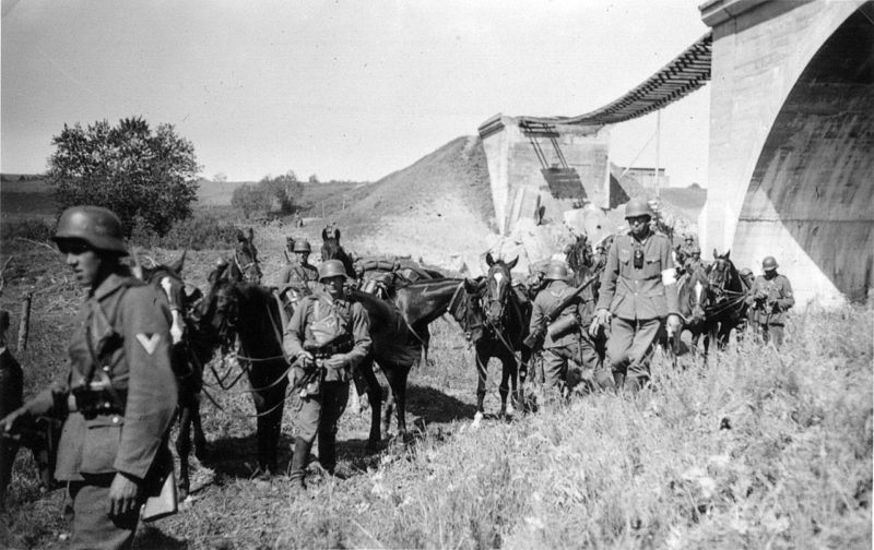 Немецкие кавалеристы во Франции. 1940 г.