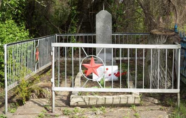 с. Игишево Поныровского р-на. Памятник, установленный на братской могиле, в которой захоронено 25 советских воинов. 