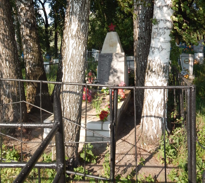 с. Болото Горшеченского р-на. Памятник по улице Раздольной, установленный в 1967 году на братской могиле, в которой похоронено 76 советских воинов, в т.ч. 19 неизвестных.