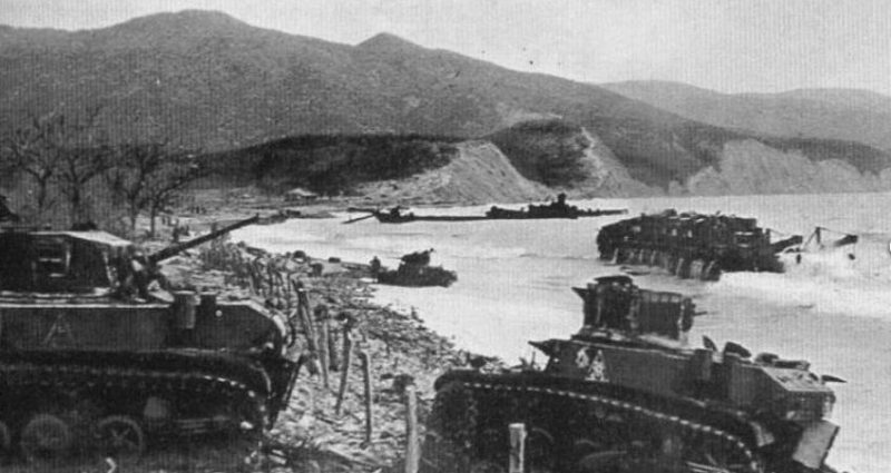 Подбитые танки под Новороссийском. 1943 г.