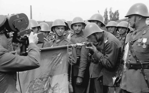 Румынские призывники принимают присягу. 1943 г. 