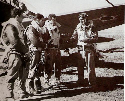 Бразильские летчики-истребители перед вылетом. 1944 г. 
