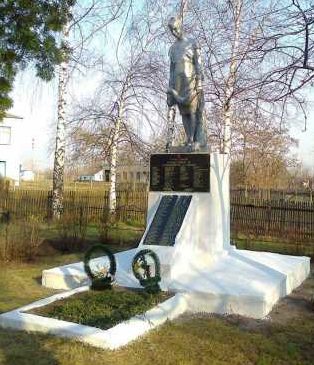 с. Быково Горшеченского р-на. Памятник, установленный на братской могиле, в которой похоронено 145 советских воинов, в т.ч. 102 неизвестных.