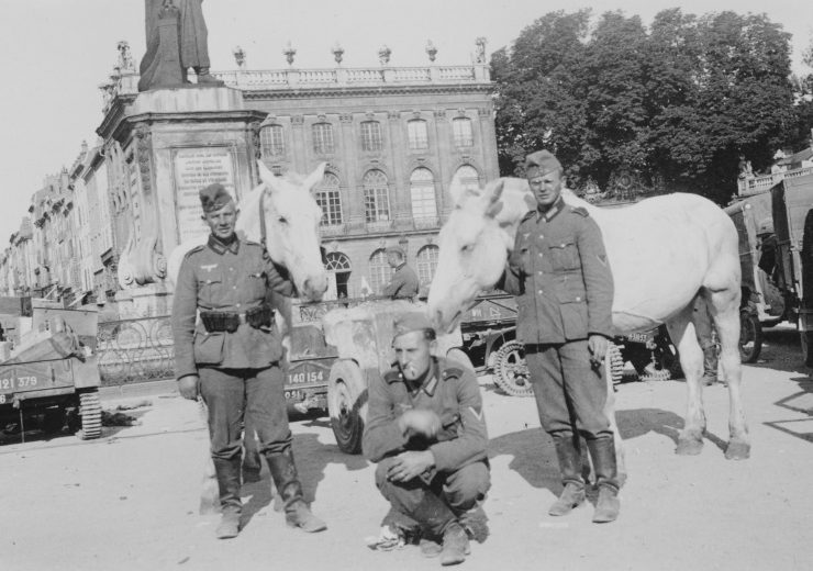 Немецкие солдаты на площади Станислава во французском городе Нанси у памятника польскому королю Станиславу Лещинскому. Июнь 1940 г. 