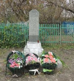 с. Нижнее Смородино Поныровского р-на. Памятник, установленный на братской могиле, в которой захоронен 31 советский воин. 
