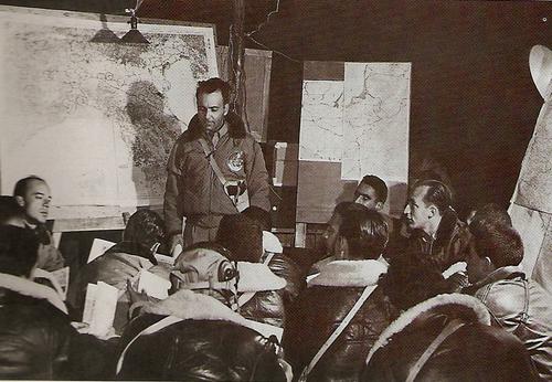 Подполковник Неро Мора, командир 1-й бразильской эскадрильи истребителей, инструктирует своих пилотов перед полетом. 1944 г. 
