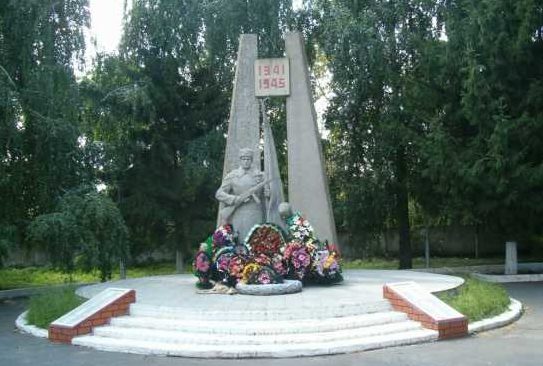 п. Горшечное. Памятник на Аллее Славы, установленный в 1983 году на братской могиле, в которой захоронено всего 1078 советских воинов, в т.ч. 873 неизвестных.