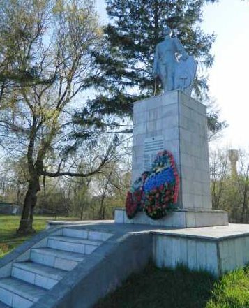 с. Селиховы Дворы Курского р-на. Памятник, установленный на братской могиле, в которой похоронено 30 советских воинов, в т.ч. 21 неизвестный, погибших в феврале 1943 года.