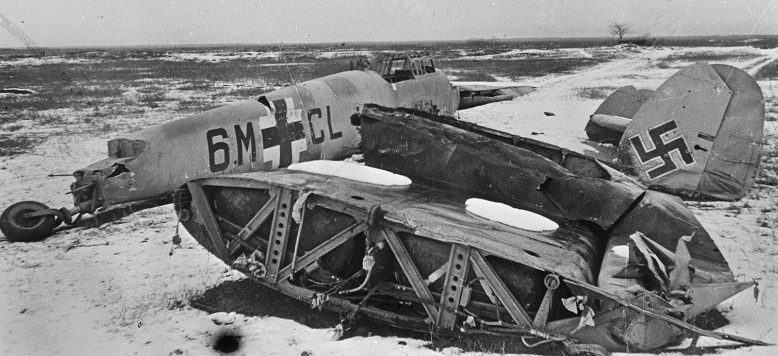Обломки немецкого истребителя Bf.110 под Новороссийском. 1943 г. 
