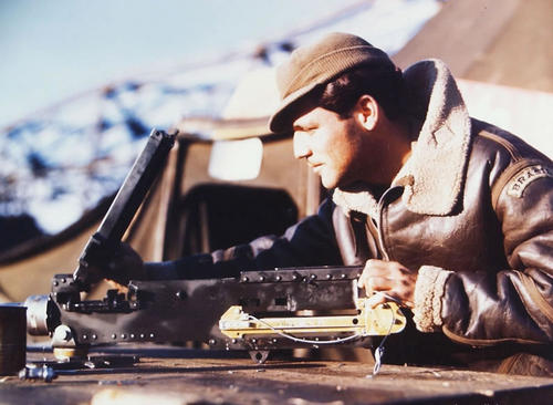 Проверка пулемета перед вылетом. 1944 г. 