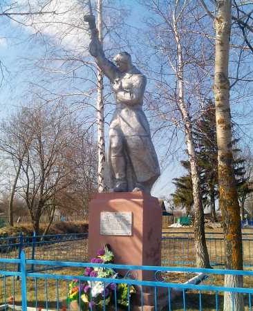 с. Троица Курского р-на. Памятник, установленный в 1950 году на братской могиле, в которой похоронено 28 советских воинов, в т.ч. 11 неизвестных, погибших в феврале 1943 года.
