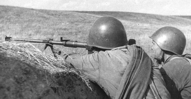 Советские бронебойщики на позиции под Новороссийском. 1943 г.