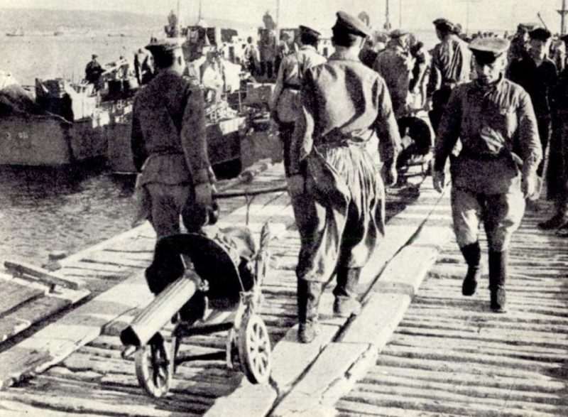 Погрузка на катера отряда Цезаря Куникова. 1943 г.