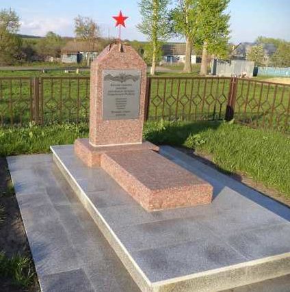 с. Ольховатка Поныровского р-на. Памятник, установленный на братской могиле, в которой захоронено 5 советских воинов. 