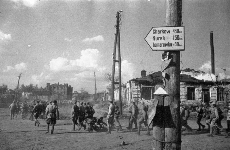 Красная Армия входит в город. 6 августа 1943 г. 