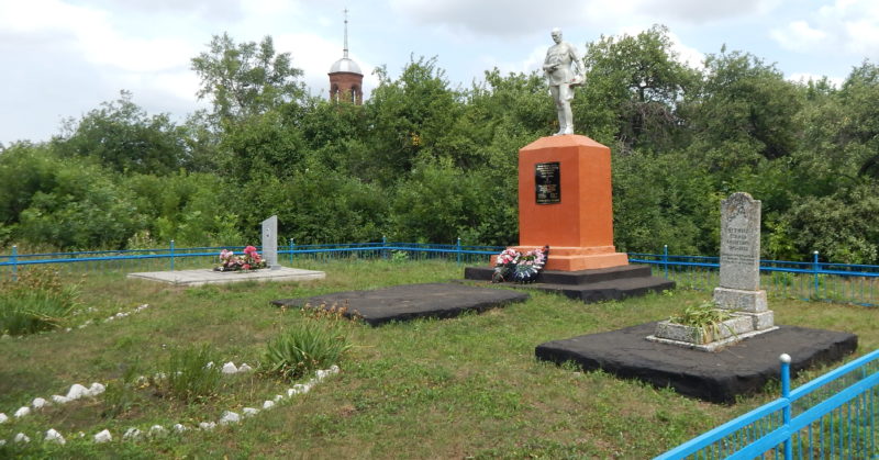 с. Кулевка Горшеченского р-на. Памятник, установленный в 1965 году на братской могиле, в которой захоронено 9 советских воинов, в т.ч. 2 неизвестных, погибших в январе 1943 года.