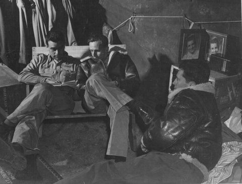 Бразильские пилоты на отдыхе. 1944 г. 