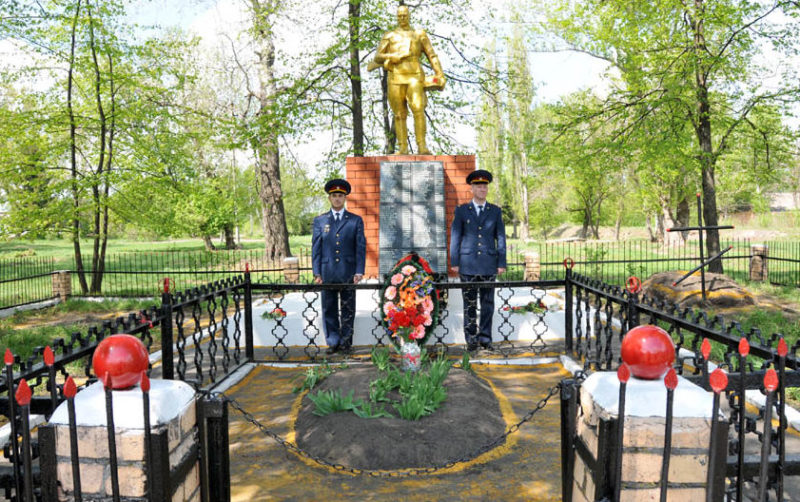 с. Солдатское Горшеченского р-на. Памятник, установленный в 1975 году на братской могиле, где увековечены имена 138 советских воинов, погибших в феврале 1943 года.
