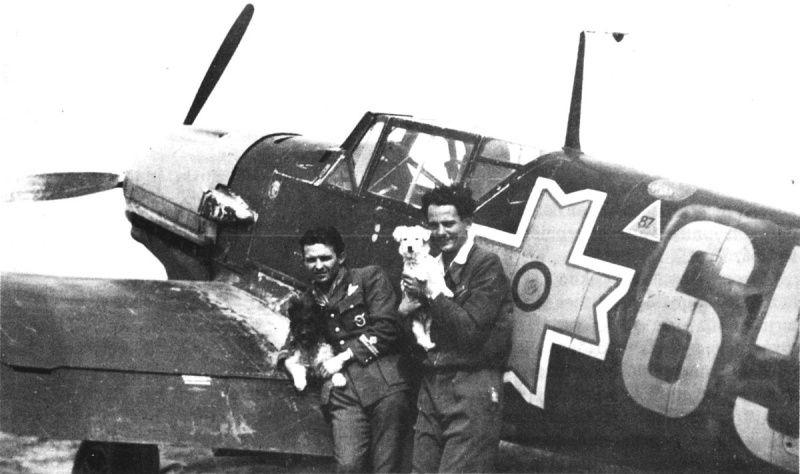 Румынские летчики у истребителя Мессершмитт Bf.109E на аэродроме Мамая. 1943 г. 