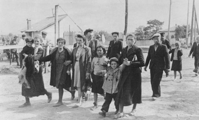 Евреев ведут на сборный пункт Кишинева. Август 1941 г. 