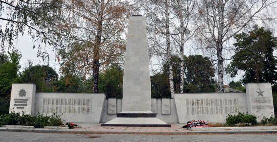 с. Ольховатка Поныровского р-на. Монумент 6-ой гвардейской стрелковой дивизии был установлен в августе 1988 года на территории бывшей больницы.