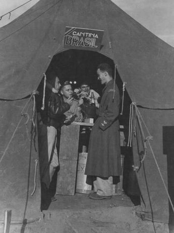 Палатки пилотов на аэродроме. Италия, 1944 г.