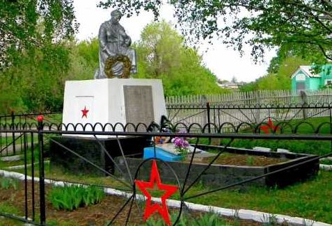 с. Средние Апочки Горшеченского р-на. Памятник, установленный на братской могиле, где захоронено 54 советских воина, в т.ч. 18 неизвестных.