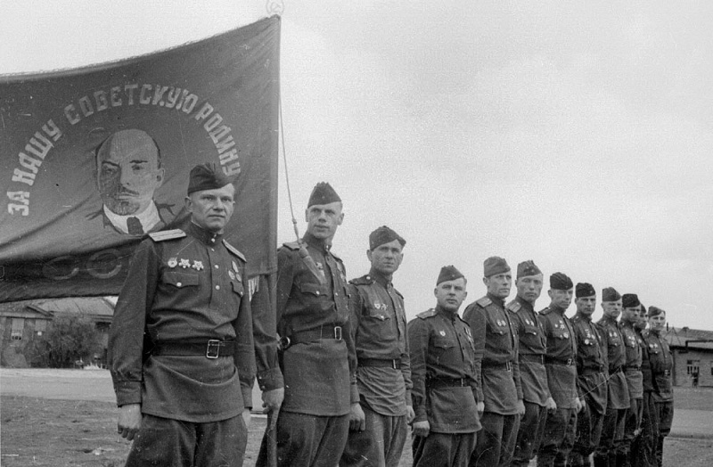 Знаменосцы с полковыми знаменами 96-й Иловайской гвардейской стрелковой дивизии на параде в Бобруйске. Август 1945 г. 