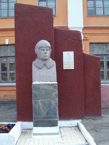 г. Курск. Бюст Герою Советского Союза В.М. Бочарову, установленный в 1987 году в сквере возле школы №34.