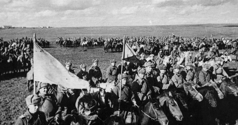 Советские кавалеристы на марше в тылу противника. 1942 г. 