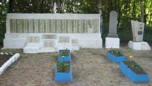 с. Первомайское Поныровского р-на. Памятник у школы №8, установленный на братской могиле, в которой захоронено 496 советских воинов. 