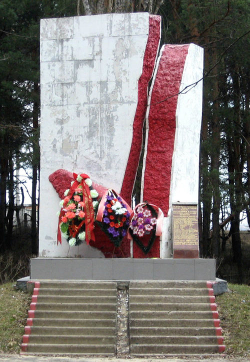 с. Щетинка Курского р-на. Памятник в карьере, установленный в 1975 году на братской могиле мирных жителей, расстрелянных фашистами в период оккупации Курска.