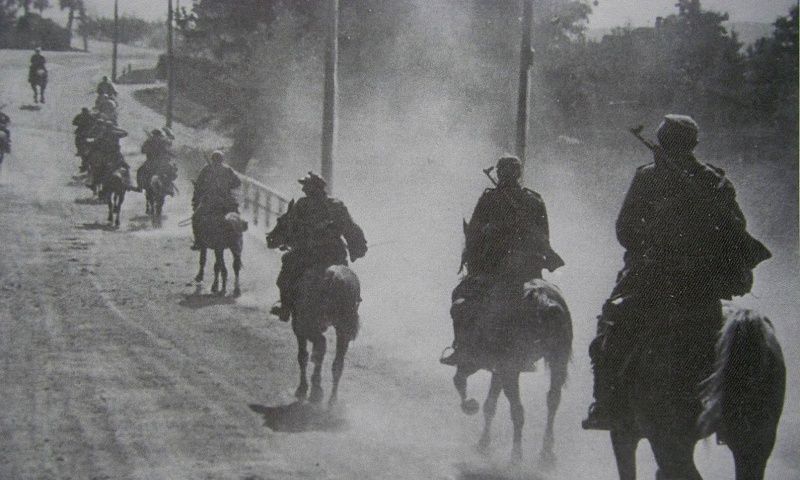 Немецкие кавалеристы на марше. 1941 г. 