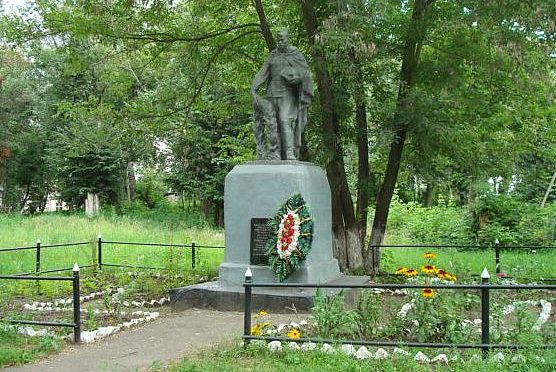  с. Щетинка Курского р-на. Памятник, установленный в 1952 году на братской могиле, в которой похоронено 3 советских воина.