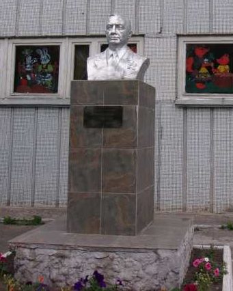 г. Курск. Бюст дважды Героя Советского Союза А.И. Родимцева, установленный перед входом школы №53.