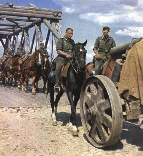 Немецкие кавалеристы на марше. 1941 г.
