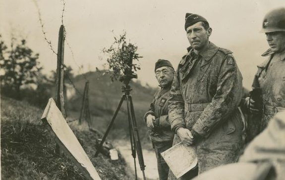 Генерал-лейтенант Кларк и бразильский генерал Маскарен на передовой. Италия, 30 ноября 1944 г. 