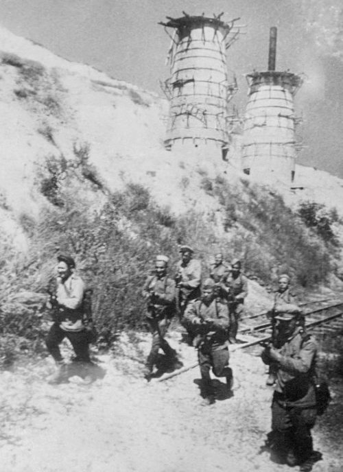 Советские бойцы «зачищают» город. 6 августа 1943 г.