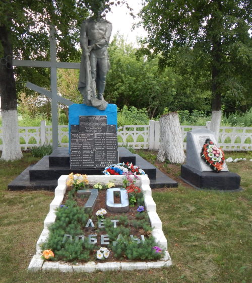с. Старое Роговое Горшеченского р-на. Памятник, установленный на братской могиле, где захоронено 200 советских воинов, в т.ч. 160 неизвестных.