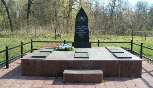 д. Щетинка Курского р-на. Памятник, установленный в 1951 году на братской могиле, в которой похоронено 268 советских воинов, погибших в феврале 1943 года. 