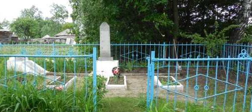 с. Первые Поныри Поныровского р-на. Памятник у школы, установленный в 1956 году на братской могиле, в которой захоронено 76 советских воинов, в т.ч. 29 неизвестных. 