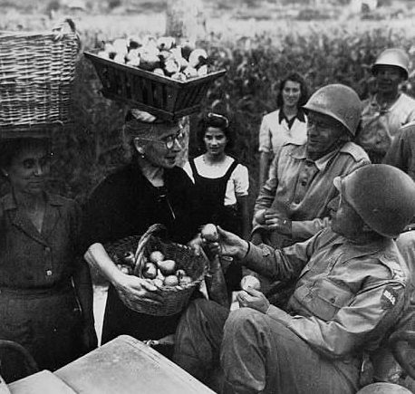 Генерал Маскарен в итальянской деревне. 1944 г. 