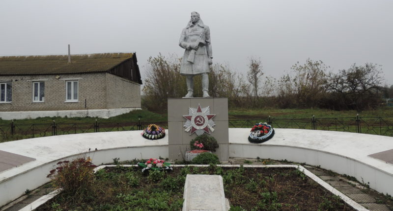 с. Дроняево Курчатовского р-на. Памятник, установленный в 1968 году на братской могиле, в которой похоронено 10 советских воинов.