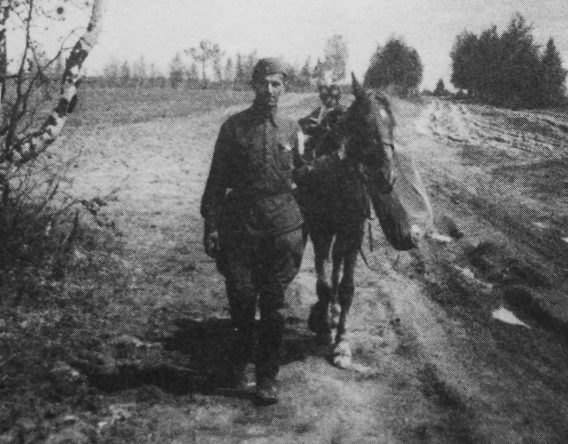Красноармеец доставляет на лошади корреспонденцию в подразделение. Западный фронт. 1942 г. 