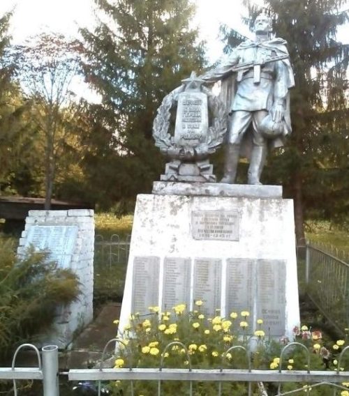 с. Первые Поныри Поныровского р-на. Памятник, установленный на братской могиле, в которой захоронено 192 советских воина.