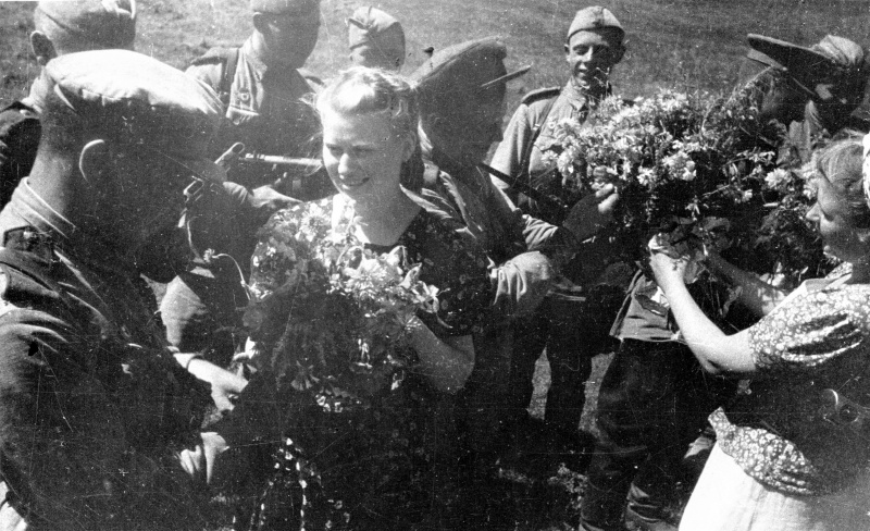 Горожане встречают Красную Армию. 6 августа 1943 г.