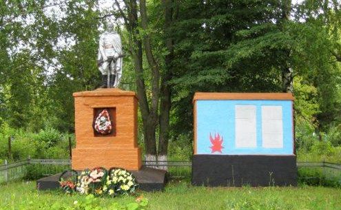с. Ясенки Горшеченского р-на. Памятник, установленный на братской могиле, где захоронено 619 советских воинов, в т.ч. 493 неизвестных.