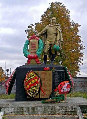 с. Иванино Курчатовского р-на. Памятник в саду средней школы, установленный в 1954 году на братской могиле, в которой похоронен 41 советский воин. 