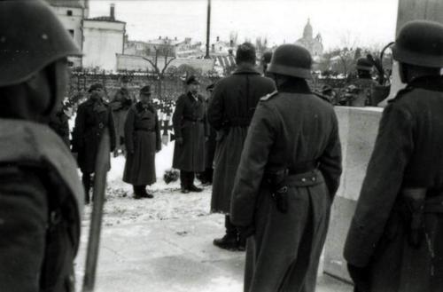 Похороны умерших от ран румын на территории больницы. Феодосия, 1943 г. 