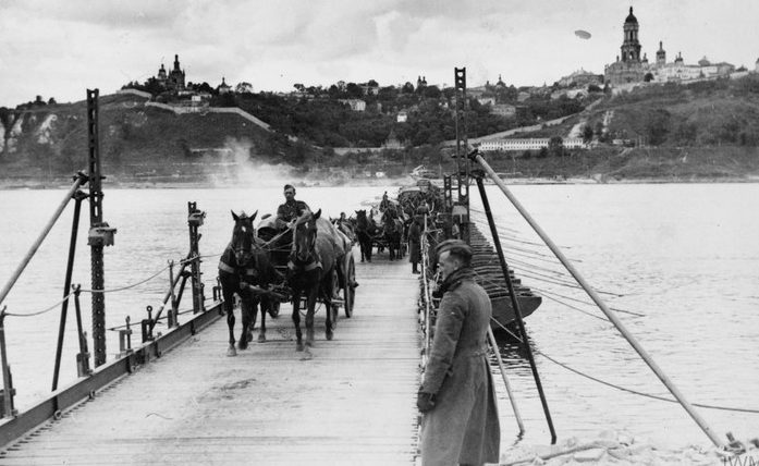 Немецкий обоз на понтонном мосту через Днепр под Смоленском. 1941 г.
